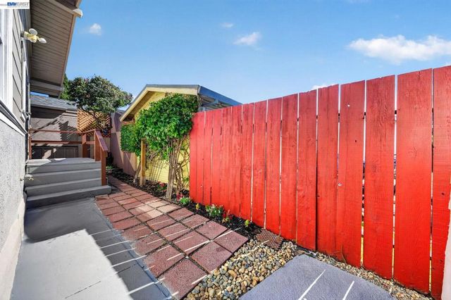 5823 Seminary Ct, Oakland, CA 94605