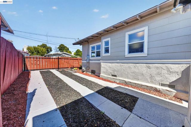5823 Seminary Ct, Oakland, CA 94605