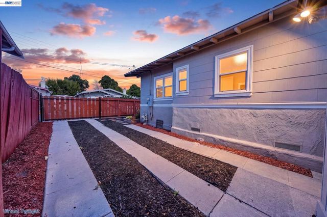 5823 Seminary Ct, Oakland, CA 94605