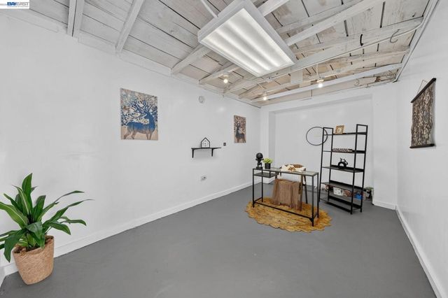 5823 Seminary Ct, Oakland, CA 94605