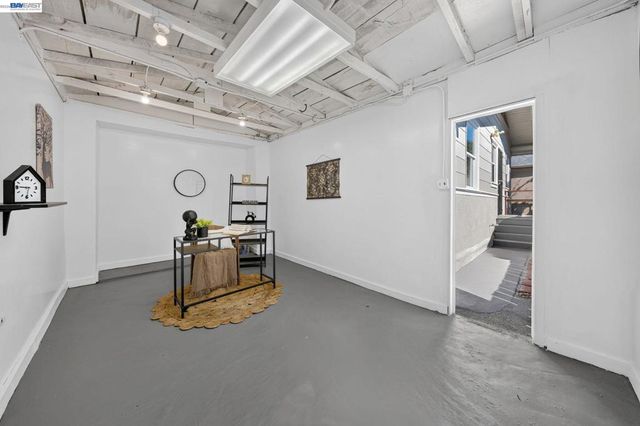 5823 Seminary Ct, Oakland, CA 94605
