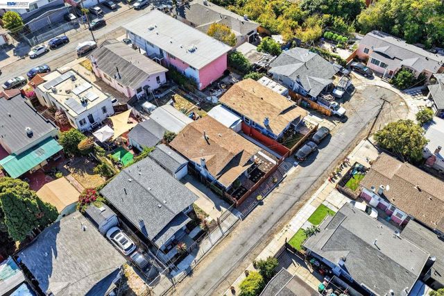 5823 Seminary Ct, Oakland, CA 94605