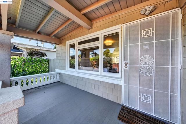 5823 Seminary Ct, Oakland, CA 94605