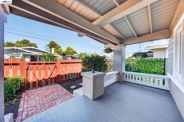 5823 Seminary Ct, Oakland, CA 94605