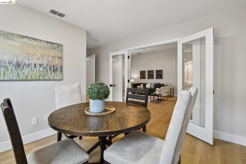 Image 11 of property listing at 9020 Pembridge Dr, Elk Grove, CA 95624