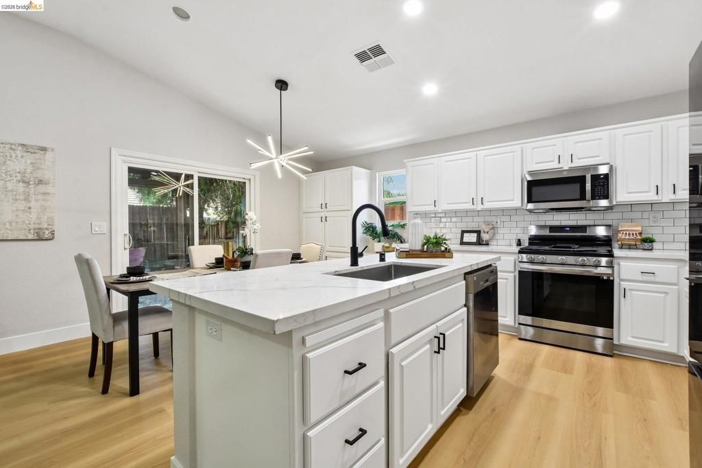 Image 12 of property listing at 9020 Pembridge Dr, Elk Grove, CA 95624
