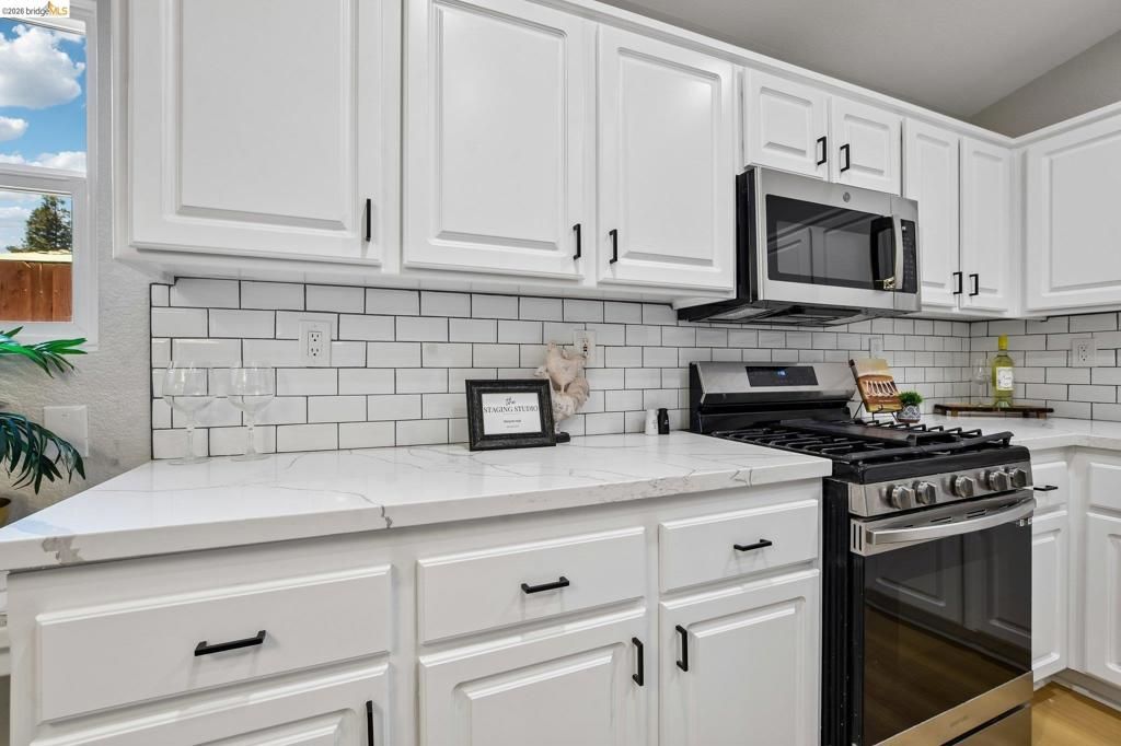 Image 13 of property listing at 9020 Pembridge Dr, Elk Grove, CA 95624