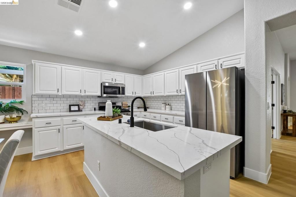 Image 14 of property listing at 9020 Pembridge Dr, Elk Grove, CA 95624