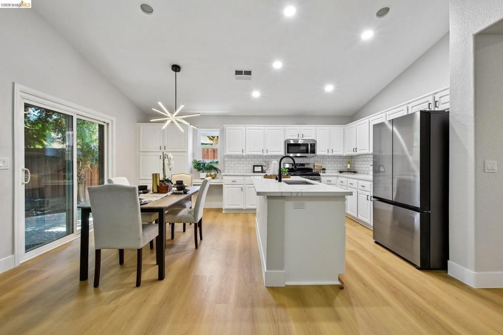 Image 15 of property listing at 9020 Pembridge Dr, Elk Grove, CA 95624