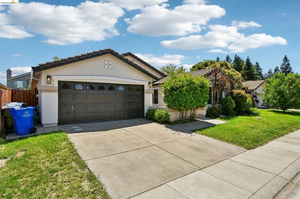 Image 2 of property listing at 9020 Pembridge Dr, Elk Grove, CA 95624