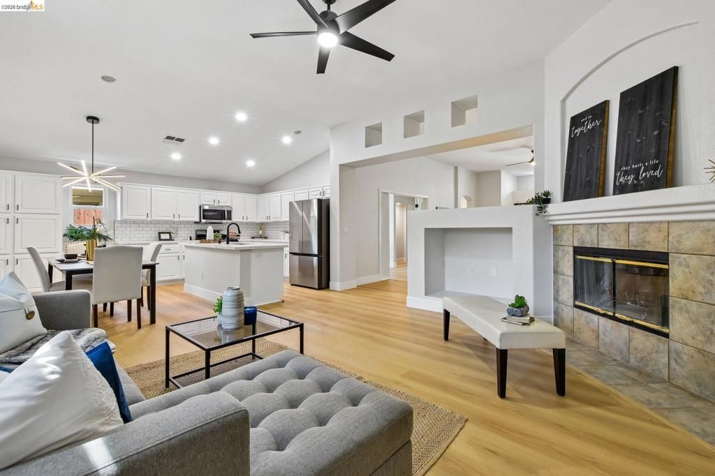 Image 20 of property listing at 9020 Pembridge Dr, Elk Grove, CA 95624