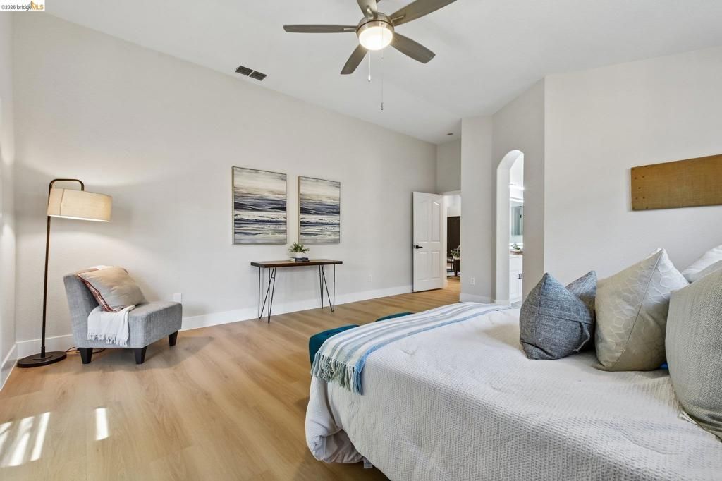 Image 22 of property listing at 9020 Pembridge Dr, Elk Grove, CA 95624