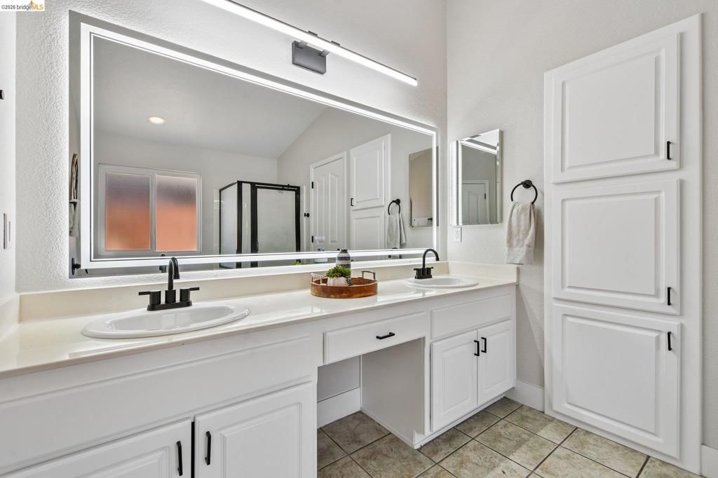 Image 24 of property listing at 9020 Pembridge Dr, Elk Grove, CA 95624