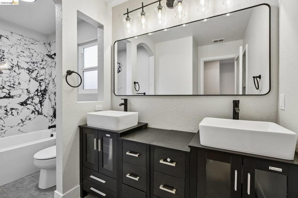 Image 29 of property listing at 9020 Pembridge Dr, Elk Grove, CA 95624