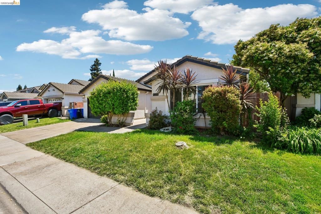 Image 3 of property listing at 9020 Pembridge Dr, Elk Grove, CA 95624