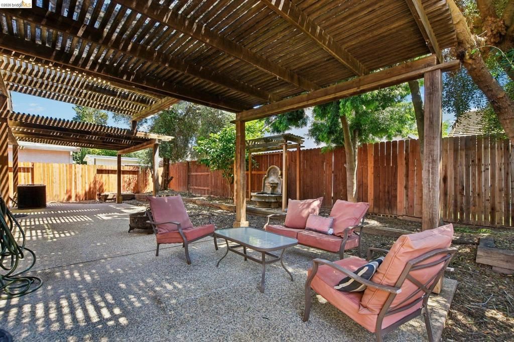 Image 36 of property listing at 9020 Pembridge Dr, Elk Grove, CA 95624
