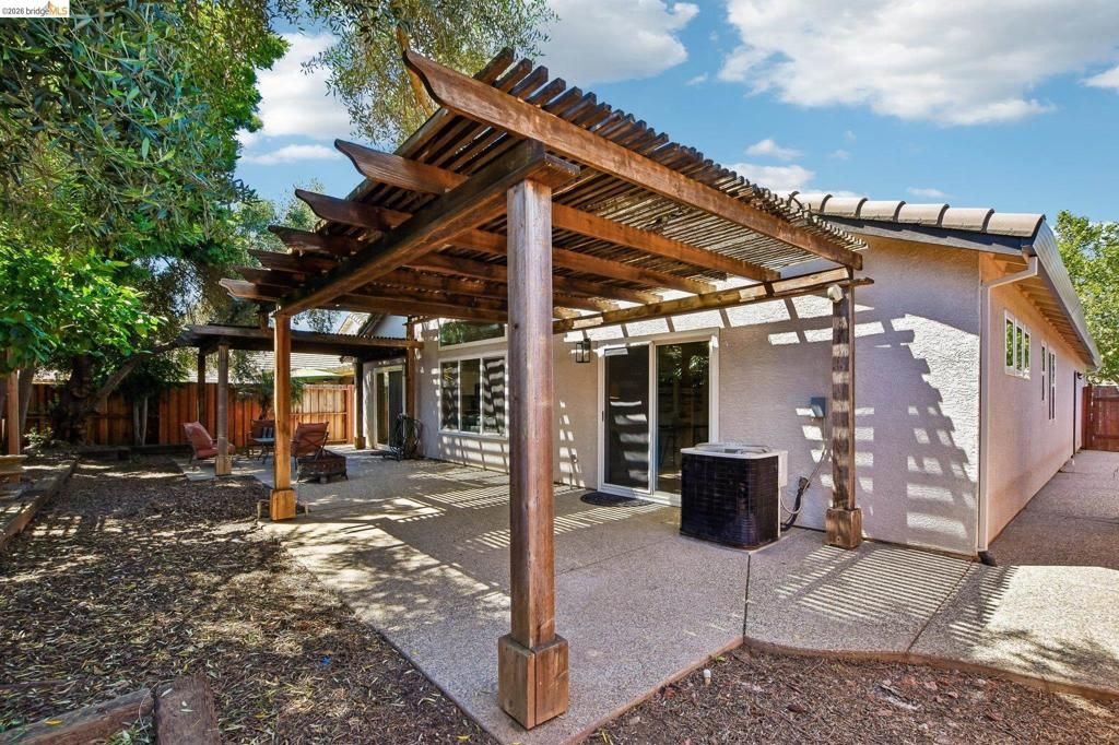 Image 37 of property listing at 9020 Pembridge Dr, Elk Grove, CA 95624