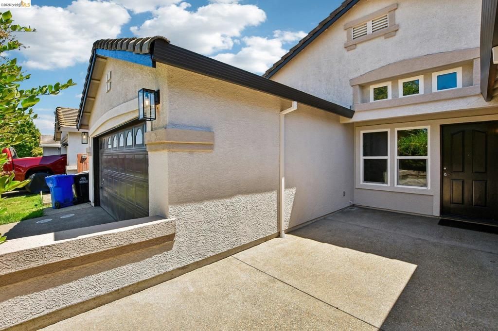 Image 5 of property listing at 9020 Pembridge Dr, Elk Grove, CA 95624