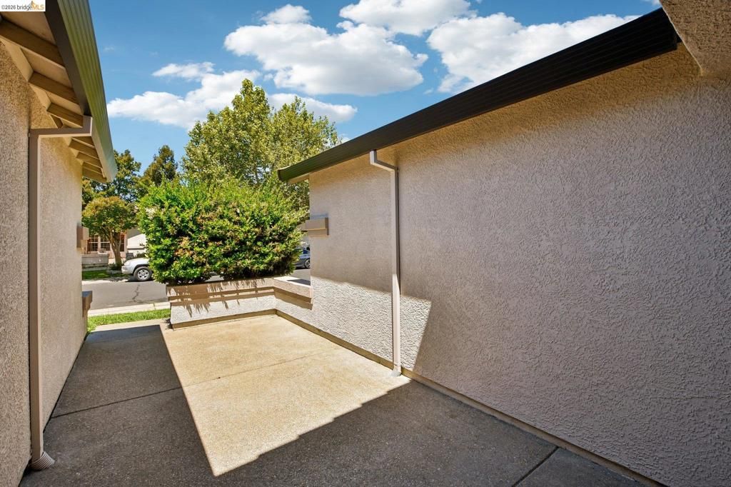 Image 6 of property listing at 9020 Pembridge Dr, Elk Grove, CA 95624