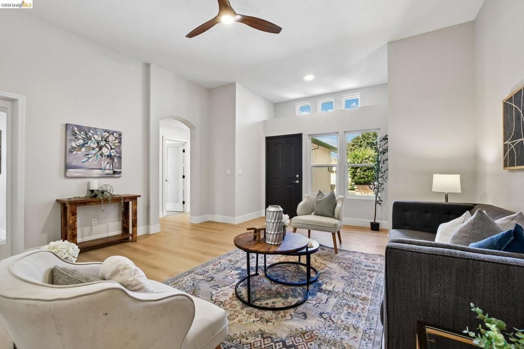 Image 8 of property listing at 9020 Pembridge Dr, Elk Grove, CA 95624