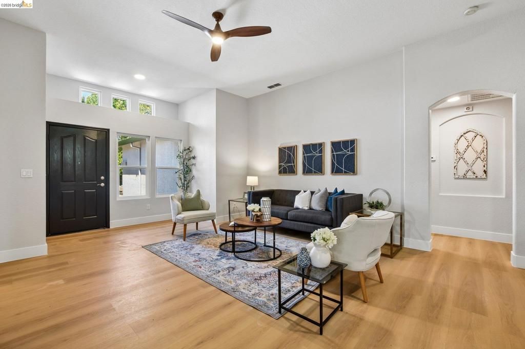 Image 9 of property listing at 9020 Pembridge Dr, Elk Grove, CA 95624