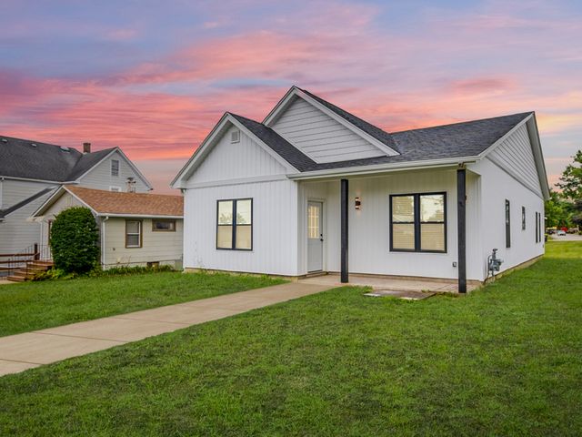 94 W 30th Place, South Chicago Heights, IL 60411