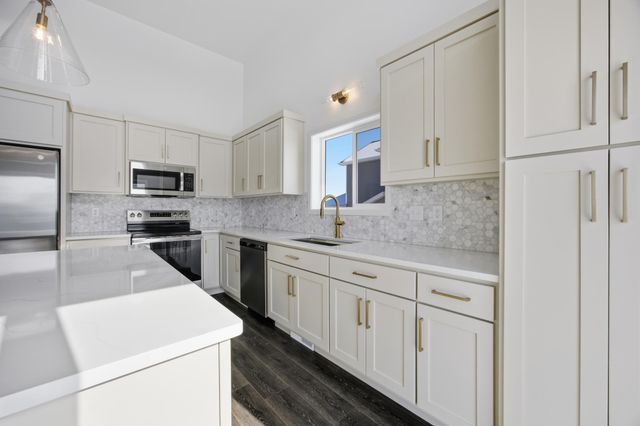 837 60th Avenue W, West Fargo, ND 58078