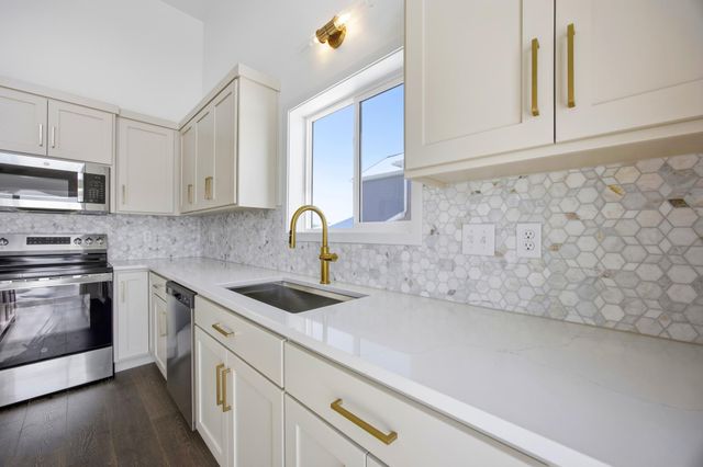 837 60th Avenue W, West Fargo, ND 58078