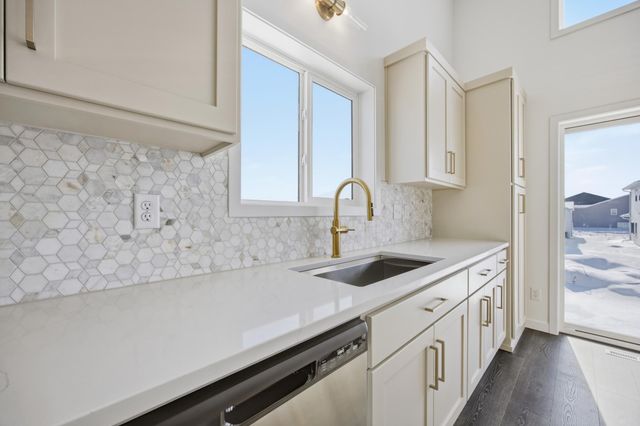 837 60th Avenue W, West Fargo, ND 58078