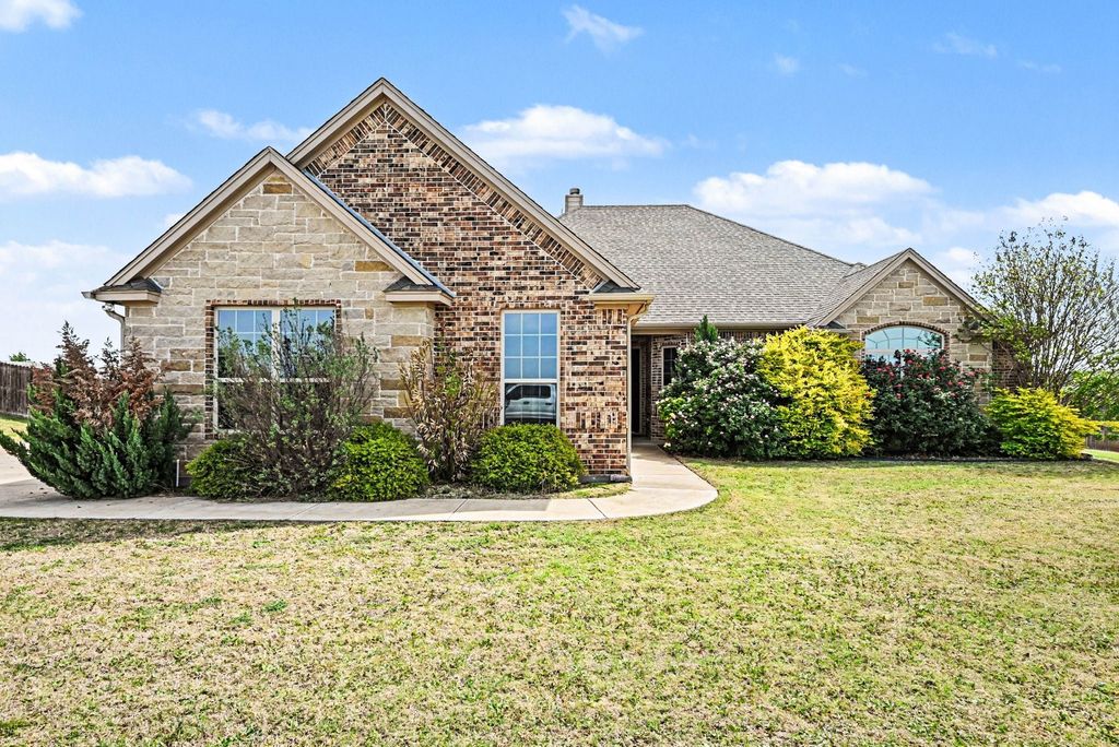 104 Stanford Lane, Springtown, TX 76082