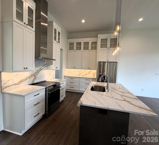 47 Versailles Lane, Asheville, NC 28804