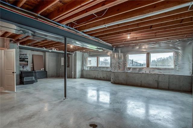 9750 Mcintosh Court, Parkville, MO 64152