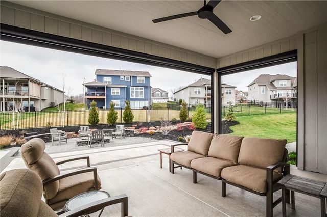 9750 Mcintosh Court, Parkville, MO 64152