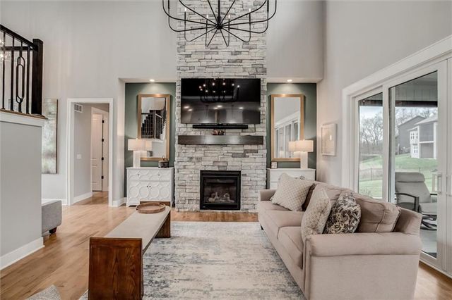 9750 Mcintosh Court, Parkville, MO 64152