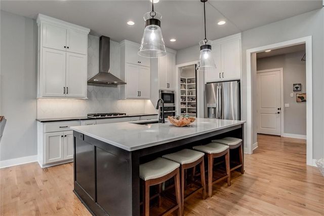 9750 Mcintosh Court, Parkville, MO 64152