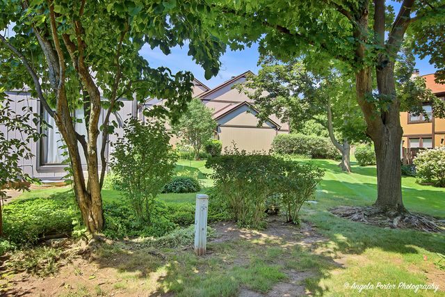 246 SHADOWBEND Drive, Wheeling, IL 60090