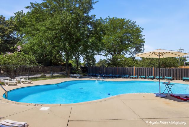 246 SHADOWBEND Drive, Wheeling, IL 60090