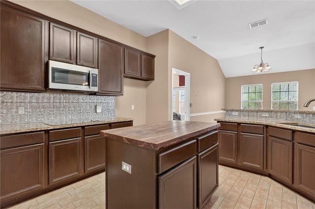 461 Augusta Dr, Rockport, TX 78382