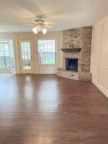 212 Dogwood Street, Lake Jackson, TX 77566