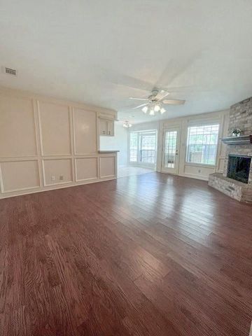 212 Dogwood Street, Lake Jackson, TX 77566