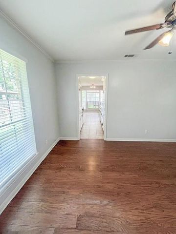 212 Dogwood Street, Lake Jackson, TX 77566