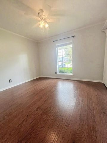 212 Dogwood Street, Lake Jackson, TX 77566
