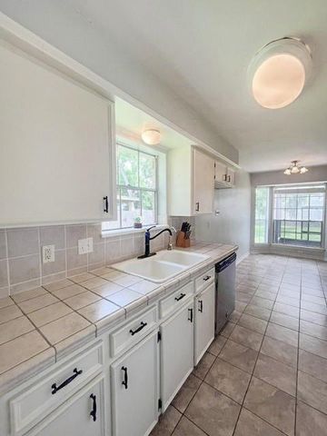 212 Dogwood Street, Lake Jackson, TX 77566