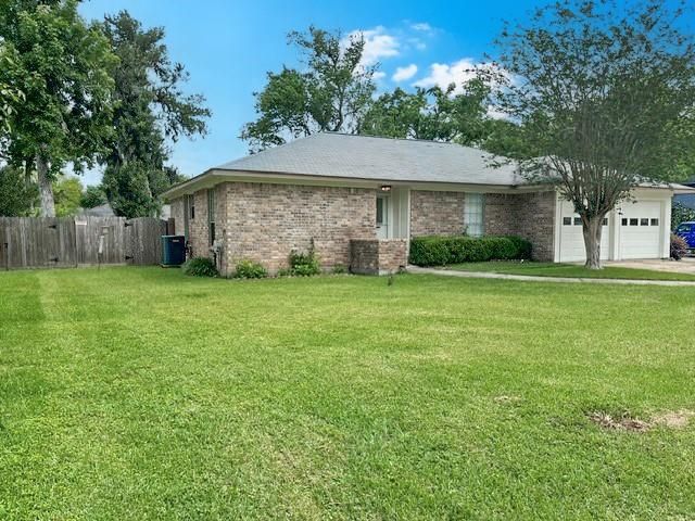 212 Dogwood Street, Lake Jackson, TX 77566