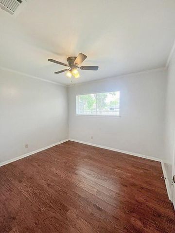 212 Dogwood Street, Lake Jackson, TX 77566