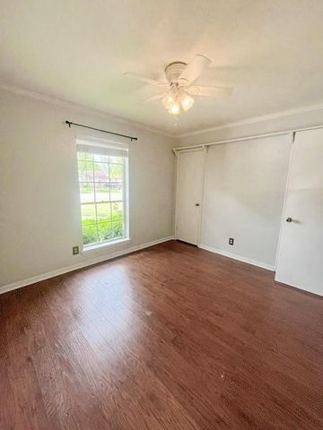 212 Dogwood Street, Lake Jackson, TX 77566