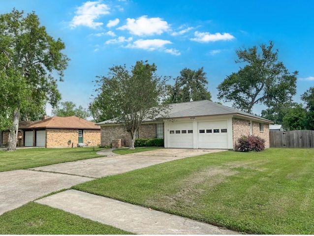 212 Dogwood Street, Lake Jackson, TX 77566