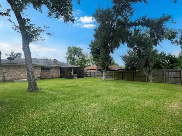 212 Dogwood Street, Lake Jackson, TX 77566