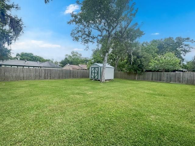212 Dogwood Street, Lake Jackson, TX 77566