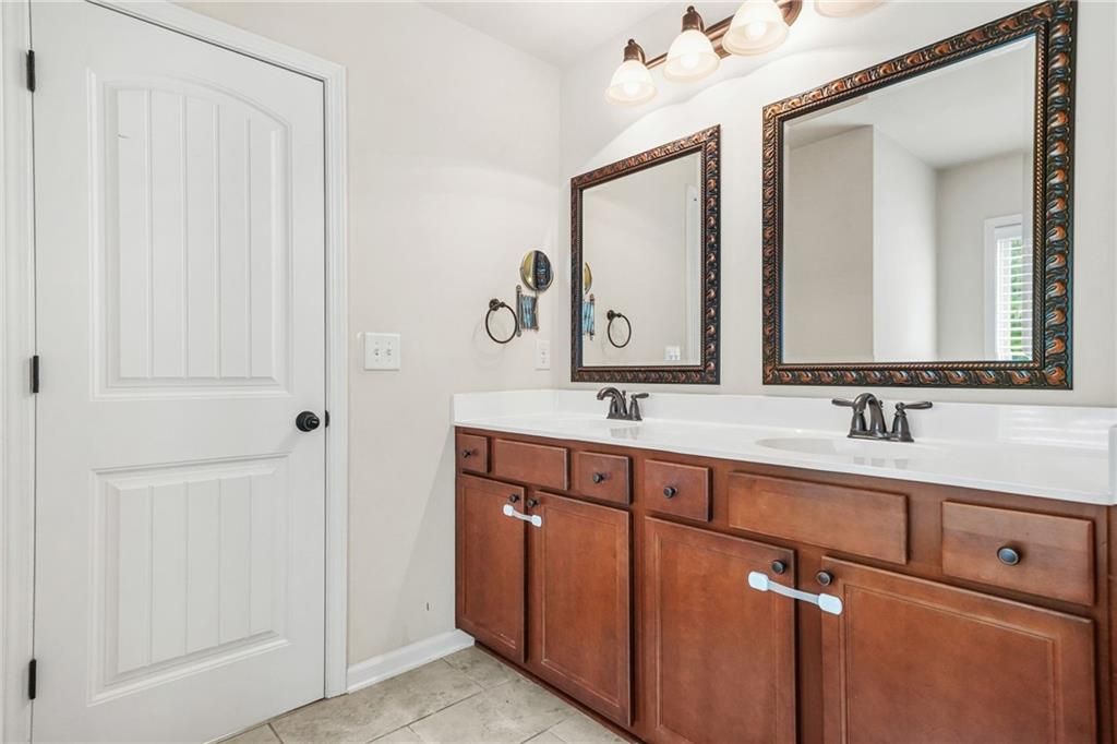 Image 25 of property listing at 1365 Delo Lane, Cumming, GA 30041